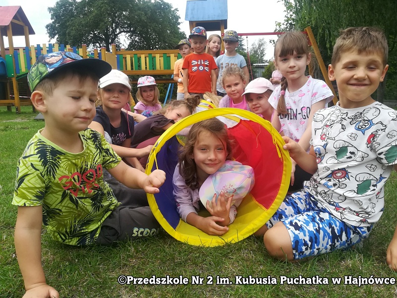 Grupa dzieci pozuje do zjęcia na placu przedszkolnym