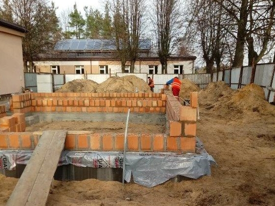 budynek domu pomocy w trakcie budowy