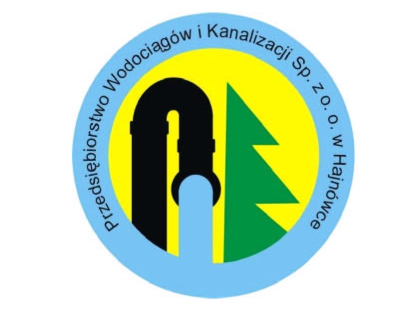 Logo w kształcie koła z błękitną otoczką, na niej napis: Przedsiębiorstwo Wodociągów i Kanalizacji Sp. z o. o. W Hajnówce. Wewnątrz na żółtym tle po lewej stronie czarna rura, z której leci woda, po prawej połowa zielonej choinki.