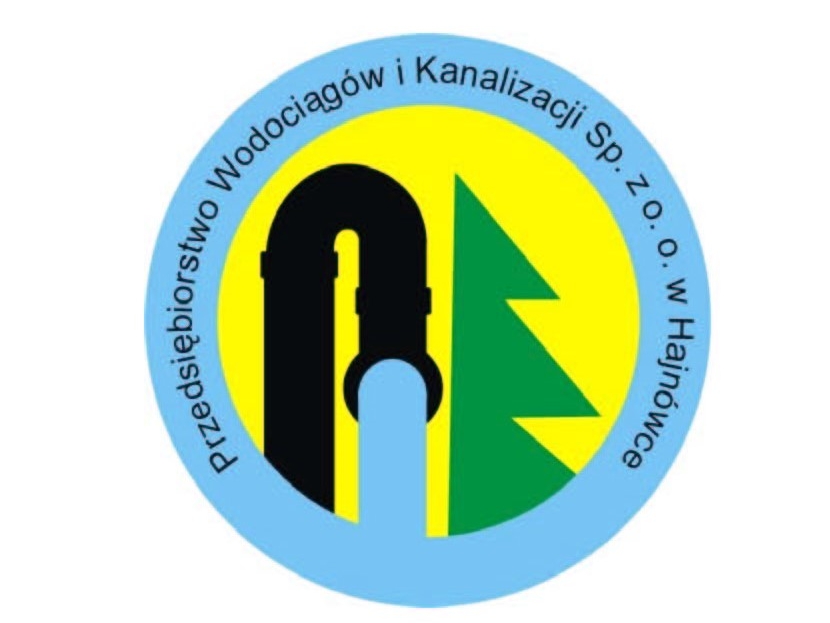 Logo w kształcie koła z błękitną otoczką, na niej napis: Przedsiębiorstwo Wodociągów i Kanalizacji Sp. z o. o. W Hajnówce. Wewnątrz na żółtym tle po lewej stronie czarna rura, z której leci woda, po prawej połowa zielonej choinki.