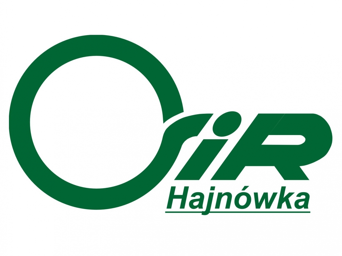 Na białym tle napis O S I R, litera O przekształca się w literę S. Pod spodem podkreślona nazwa Hajnówka. Logo w kolorze biało – zielonym.