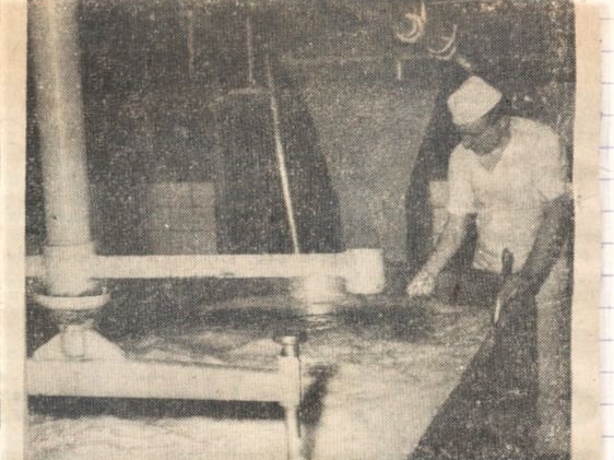 skan czarno-białego zdjęcia prasowego, na którym widoczny jest fragment budynku mleczarni