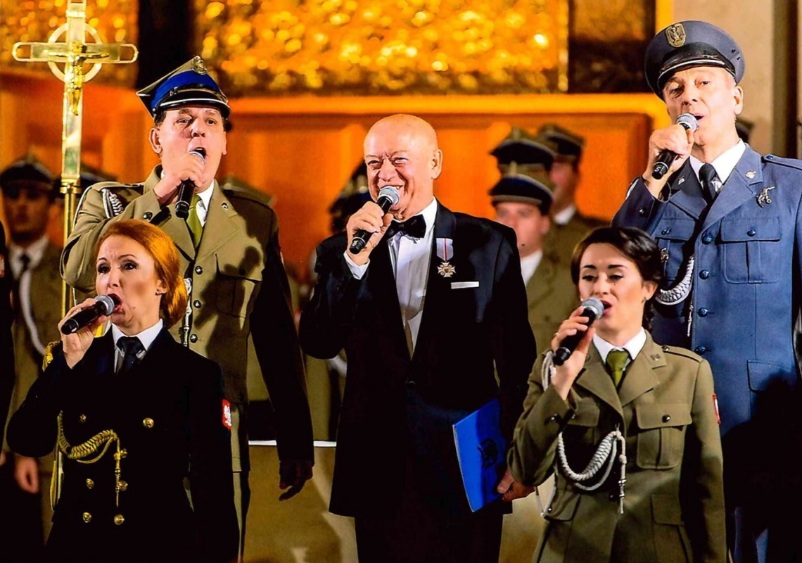 Michał Skiepko z Artystami Zespołu Artystycznego Wojska Polskiego