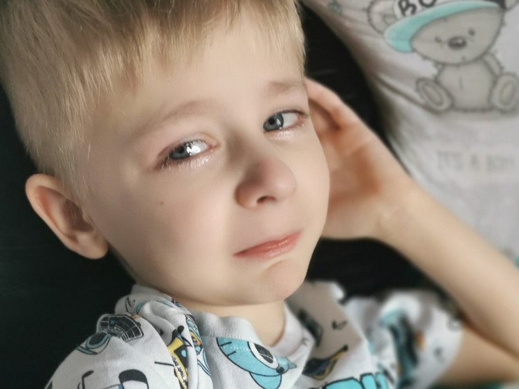 portret płaczącego chłopca