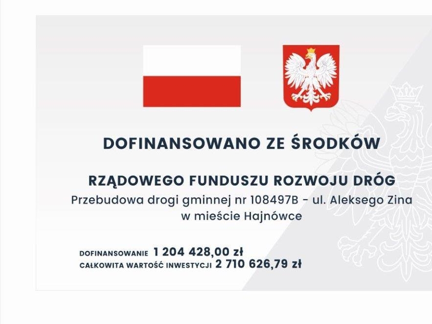 tablica informacyjna projektu; u góry obok siebie flaga i godło Polski, niżej nazwa inwestycji i koszt calkowity oraz kwota dofinansowania