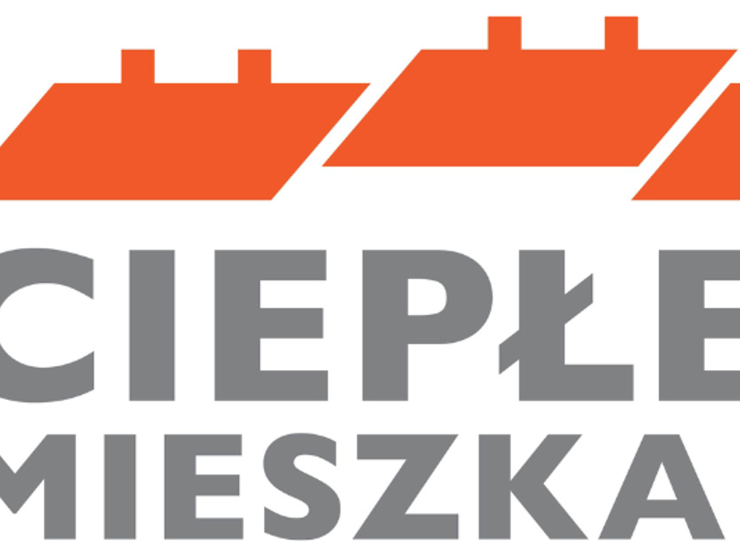 logo; nad szarym napisem Ciepłe mieszkanie, pomarańczowa grafika dachów domów