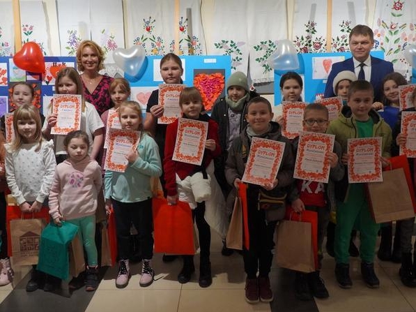 grupa dzieci z dyplomami pozuje do zdjęcia z dyrektor HDK i Zastępcą Burmistrza Miasta Hajnówka