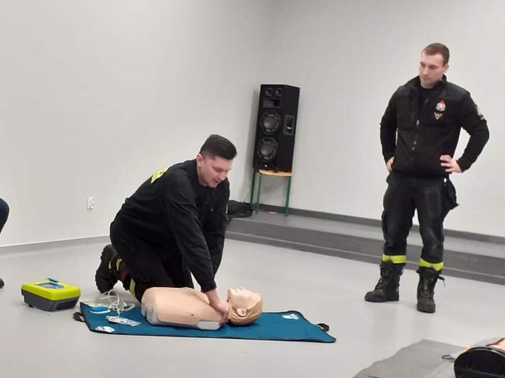 Pierwsza pomoc z wykorzystaniem defibrylatora AED na Uniwersytecie Trzeciego Wieku w Hajnówce