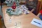 Na zdjęciu widac stół, na którym posortowane są pieniądze zebrane do puszek w czasie kiermaszu.