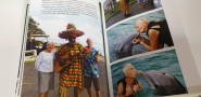 Na zdjęciu otwarta książka, w niej po lewej stronie kilka linijek tekstu i zyzna pośrodku ubrany w kolorowy strój i duży kapelusz, po prawej stronie trzy fotografie.