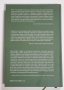 Na zdjęciu tylna okładka książki , na zielonym tle trzy recenzje książki napisane kolorem białym.
