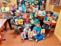 Zdjęcie przedstawia dzieci trzymające swoje prace plastyczne o tematyce świąt Bożego Narodzenia.