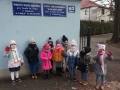 Na zdjęciu dzieci stojące przed bramą do Domu Miłosierdzia "Samarytanin" w Hajnówce.
