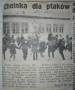 Fotografia wyciętego z gazety artykułu. Na górze tytuł: „Choinka dla ptaków”, pod nim zdjęcie dzieci trzymających się za ręce wokół choinki, poniżej tekst.