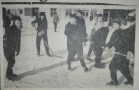 Zdjęcie fotografii wyciętej ze starej gazety. Na nim ludzie na lodowisku.