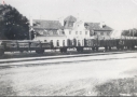 skan czarno-białego zdjęcia, na którym znajduje się budynek dworca kolejowego; brak daty