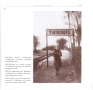  Peron dworca kolejowego w Hajnówce w okresie okupacji niemieckiej, 1943. [tekst alternatywny: skan fotografii z albumu "Hajnówka w starej fotografii"; zdjęcie w sepii; kobieta stojąca na peronie; za nią tablica z napisem "Hajnowka"]