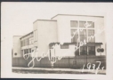 Napis na zdjęciu: Hajnówka - Dom Leśnika, 1937 r. Zdjęcie zostało przekazane Miejskiej Bibliotece Publicznej w Hajnówce, pochodzi ze zbiorów prywatnych. [skan czarno-białego zdjęcia przedstawiającego budynek Kina "Leśnik