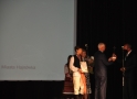 burmistrz wręcza statuetkę jednemu z laureatów