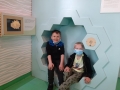 Galeria Bzzz, dwóch chłopców przy eksponacie plaster miodu