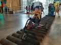 Chłopiec jedzie rowerem z kwadratowymi kołami