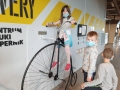 Wystawa rowerów w Centrum Nauki Kopernik. Dziewczynka siedzi na bicyklu