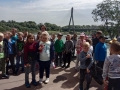 Uczestnicy wycieczki na placu przed Planetarium, w tle most i Wisła