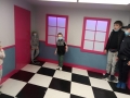 Chłopcy w pokoju iluzji w Centrum Nauki Kopernik.