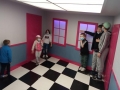 Przedszkolaki w pokoju iluzji w Centrum Nauki Kopernik