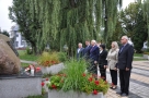 delegacja hajnowskich urzędów przed pomnikiem im. plut. Bolesława Bierwiaczonka
