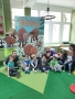 zdjęcie grupowe przedszkolaków na tle pompikowego baneru