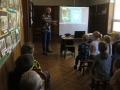 dzieci podczas wykładu Tomasza Samojlika o żubrze Pompiku w bibliotece
