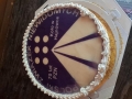 zdjęcie okrągłego ciasta z logo klubu niewidomych