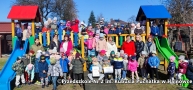 Zdjęcie grupowe na placu przedszkolnym wszystkich grup przedszkolnych wraz z paniami i panią dyrektor