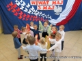 Zdjęcie tańczących przedszkolaków.