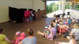 grupa dzieci i dorosłych na scenie amfiteatru podczas teatrzyku 