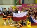 zdjęcie grupowe mażoretek, w rękach trzymają polską flagę