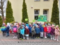 Zdjęcie grupowe dzieci stojących przed przedszkolem.