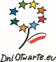 Kwiatek, którego płatki narystowane są z ośmiu koloroych gwiazdek, a liść to flaga Polski, po kwiatkiem napis: DniOtwarte.eu