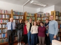 zdjęcie grupowe: delegacja wraz z dyrekcją i pracownikami biblioteki