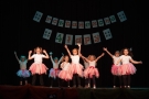 Dziewczynki w różowych spódniczkach na scenie