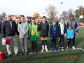 Grupa chłopców z trofeamioraz prowadzący turniej