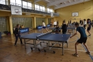 Uczestnicy podczas gry w tenisa stołowego.