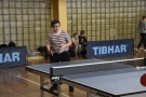 Uczestnicy podczas gry w tenisa stołowego.