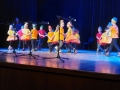 Występ tańczących dzieci na scenie