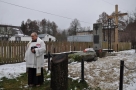 duchowny przy pomniku w Orzeszkowie.
