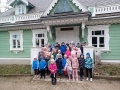 Grupa dzieci  przed budynkiem Ośrodka Edukacji Przyrodniczej w Białowieży. 