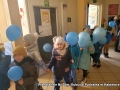 dzieci z niebieskimi balonikami