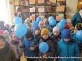 dzieci z niebieskimi balonikami
