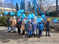dzieci z nibieskimi balonikami